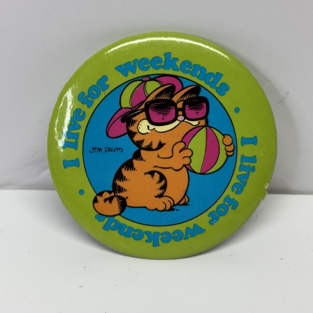 Vintage Garfield Button Pin I Live For Weekends Beach Fun Green Kate's Meow 1978